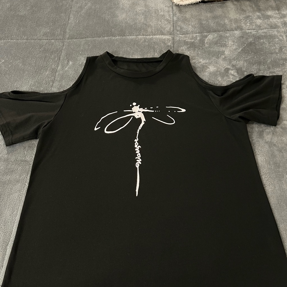 Black dragonfly short sleeve top with arm sleeve slits.